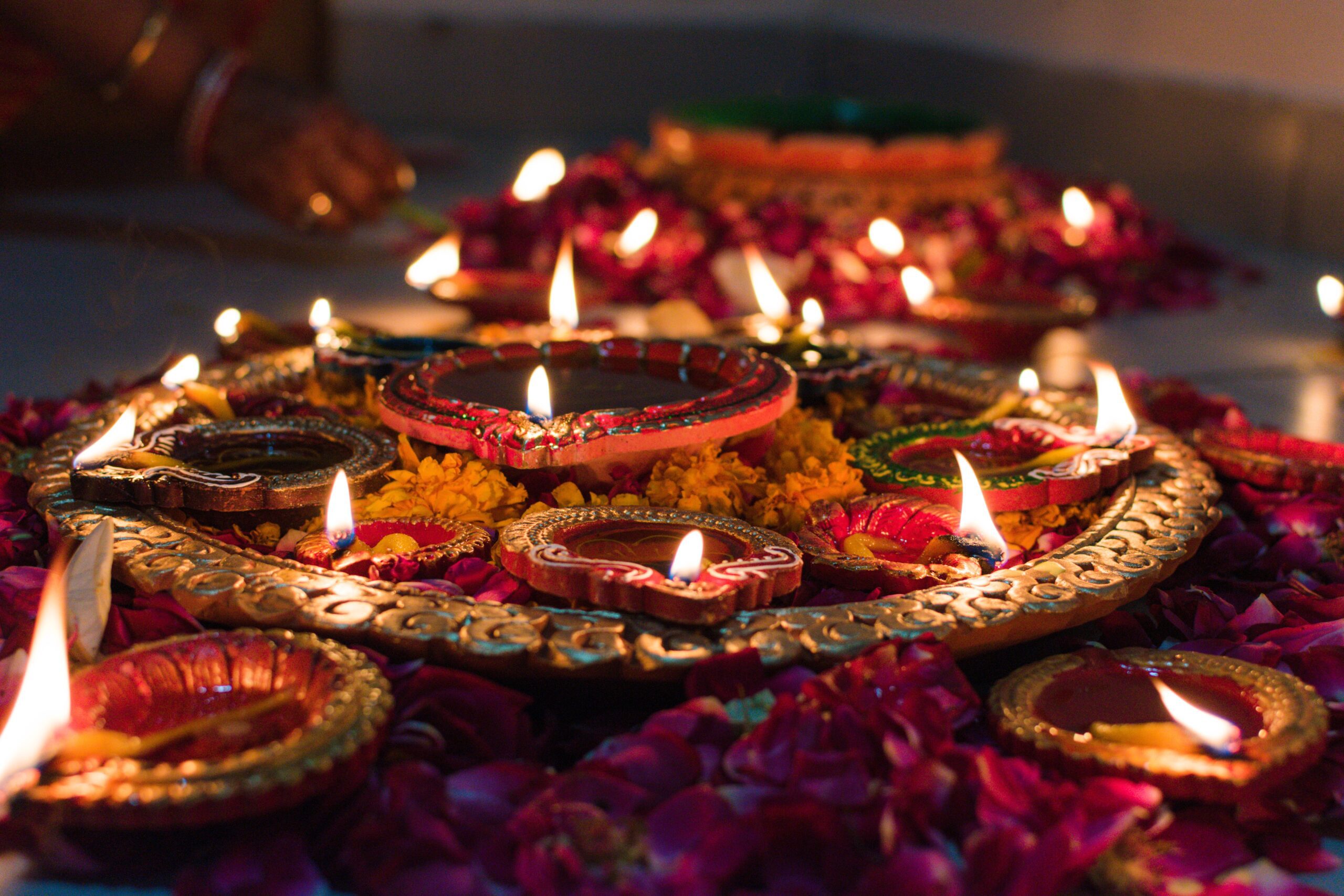Bougies Diwali Allume Des Bougies Indiennes Traditionnelles Fleurs Colorées